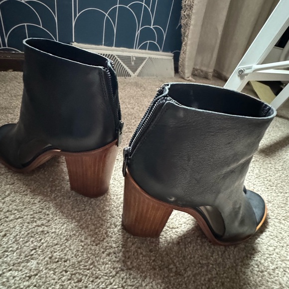 Elegant Black Leather Women's Shoes - Picture 3 of 7